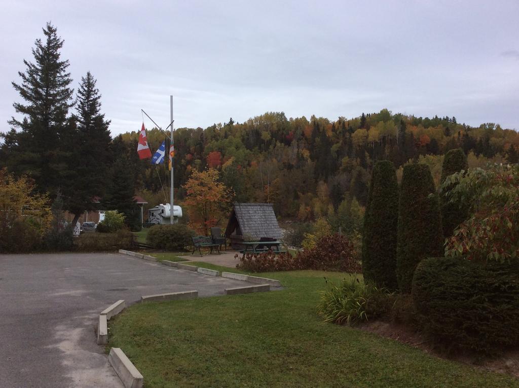 Camping Le 4 Chemins LʼAnse-Saint-Jean Quarto foto