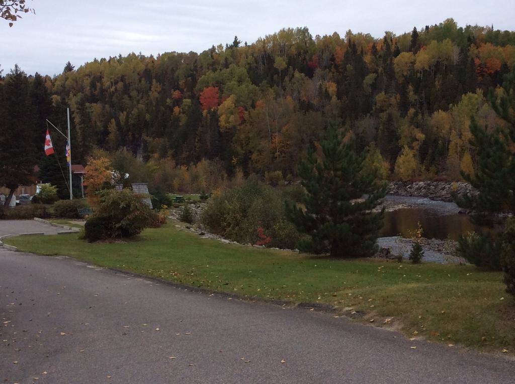 Camping Le 4 Chemins LʼAnse-Saint-Jean Quarto foto