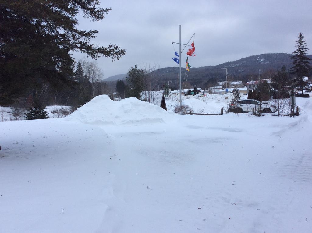 Camping Le 4 Chemins LʼAnse-Saint-Jean Exterior foto