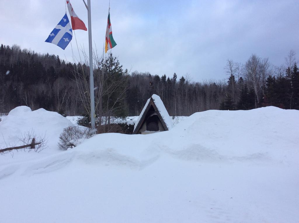 Camping Le 4 Chemins LʼAnse-Saint-Jean Exterior foto
