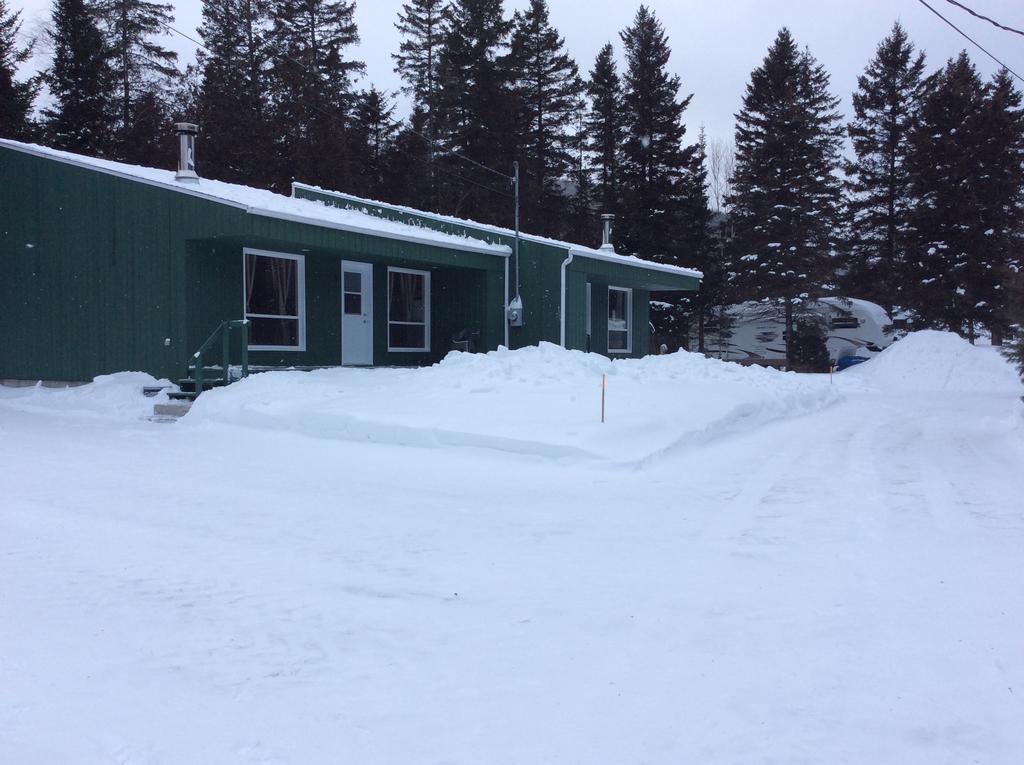 Camping Le 4 Chemins LʼAnse-Saint-Jean Exterior foto