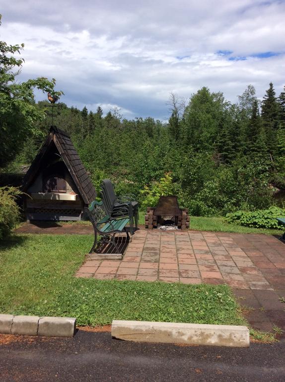 Camping Le 4 Chemins LʼAnse-Saint-Jean Exterior foto